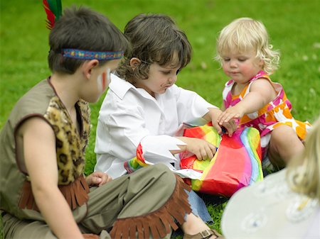simsearch:614-02242718,k - Children playing pass the parcel Stock Photo - Premium Royalty-Free, Code: 614-01028711