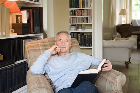 Homme dans un fauteuil en livre Photographie de stock - Premium Libres de Droits, Code: 614-01028934