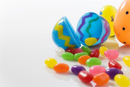 simsearch:614-02258138,k - Plastic eggs and jelly beans Stock Photo - Premium Royalty-Free, Code: 614-01070254