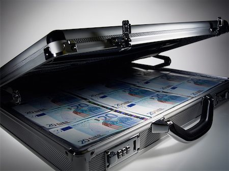 Briefcase full of twenty euro notes Fotografie stock - Premium Royalty-Free, Codice: 614-01087161