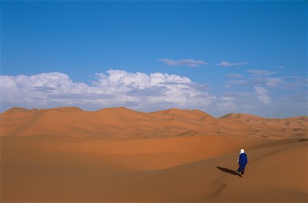 simsearch:614-02392785,k - Person walking in the sahara desert Foto de stock - Sin royalties Premium, Código: 614-01087947