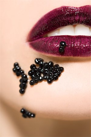 simsearch:614-00684011,k - Woman with caviar on her mouth Foto de stock - Sin royalties Premium, Código: 614-01088526