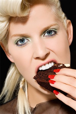 Woman biting a slice of cake Foto de stock - Sin royalties Premium, Código: 614-01088547