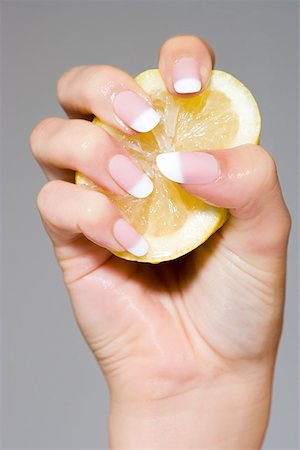 exprimir - Woman squeezing a lemon Foto de stock - Sin royalties Premium, Código: 614-01088554