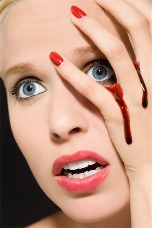 Woman with blood on her hands Foto de stock - Sin royalties Premium, Código: 614-01088614