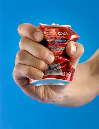 Person crushing a can in their hand Foto de stock - Sin royalties Premium, Código: 614-01179968