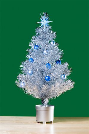 simsearch:614-03903058,k - Decorated christmas tree Foto de stock - Royalty Free Premium, Número: 614-01170093