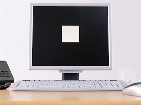Computer monitor with an adhesive note on it Stock Photo - Premium Royalty-Free, Code: 614-01170888