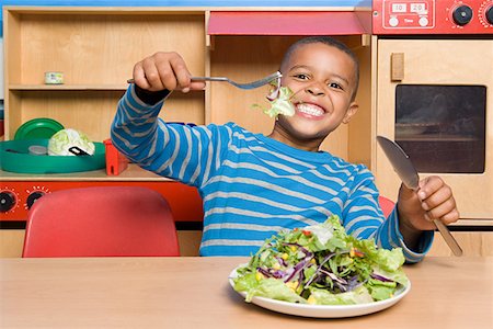 simsearch:614-02050268,k - Junge mit einem Teller mit Salat Stockbilder - Premium RF Lizenzfrei, Bildnummer: 614-01171320