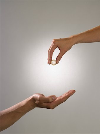 simsearch:614-00397700,k - Woman holding coin above mans hand Foto de stock - Sin royalties Premium, Código: 614-01180020