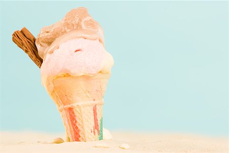 Ice cream in sand Stock Photo - Premium Royalty-Free, Code: 614-01486586