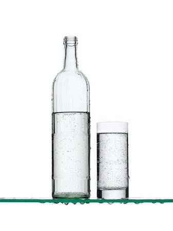 Sparkling water in a bottle and a glass Foto de stock - Sin royalties Premium, Código: 614-01558876