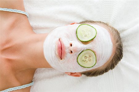 soin du visage - Femme portant un masque facial Photographie de stock - Premium Libres de Droits, Code: 614-01560170