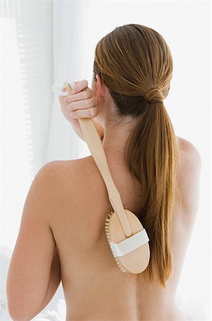 exfoliating - Young woman exfoliating her back Foto de stock - Sin royalties Premium, Código: 614-01560210