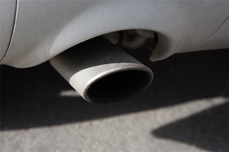 exhaust pipe - Tuyau d'échappement de voiture Photographie de stock - Premium Libres de Droits, Code: 614-01560951