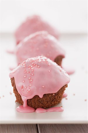 simsearch:614-03191356,k - Cakes covered in pink icing Stock Photo - Premium Royalty-Free, Code: 614-01588425