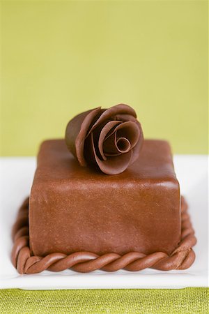 simsearch:614-02258138,k - A cake decorated with a chocolate rose Stock Photo - Premium Royalty-Free, Code: 614-01588420