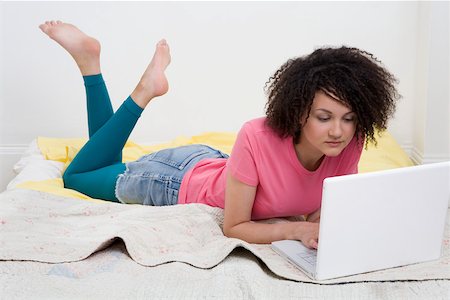 Teenage girl using laptop Foto de stock - Sin royalties Premium, Código: 614-01589552