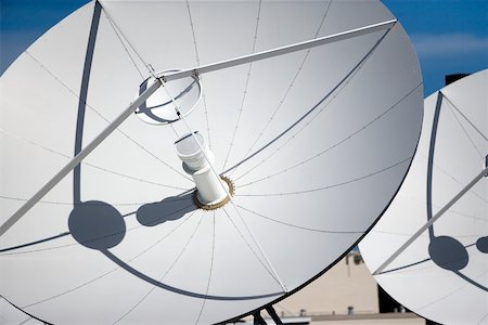 satellite dish communications - Satellite dishes Foto de stock - Sin royalties Premium, Código: 614-01593293