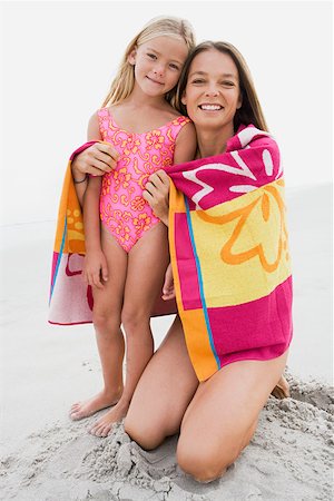 Mère et fille à la plage Photographie de stock - Premium Libres de Droits, Code: 614-01624499