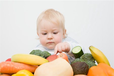 A baby boy looking at a stack of fruit and vegetables Foto de stock - Sin royalties Premium, Código: 614-01699813