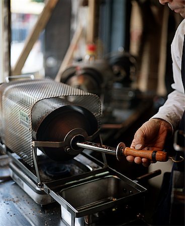 Man roasting coffee beans Foto de stock - Sin royalties Premium, Código: 614-01755908