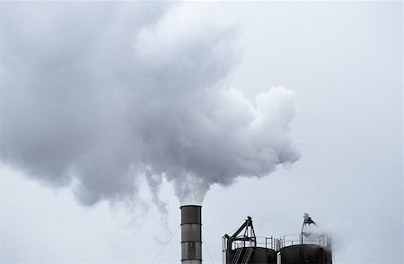 Smoke coming out of a chimney Foto de stock - Royalty Free Premium, Número: 614-01819256