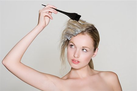 papier argenté - Une femme en soulignant ses cheveux Photographie de stock - Premium Libres de Droits, Code: 614-01820084