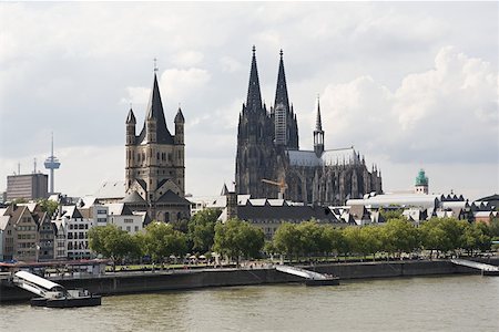 st martin's church - Great st martin church and cologne cathedral Foto de stock - Sin royalties Premium, Código: 614-01821583