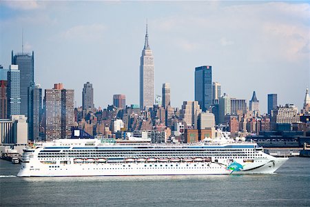 Cruise ship on hudson river new york Stock Photo - Premium Royalty-Free, Code: 614-01868218