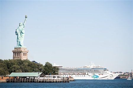Statue of liberty and cruise ship Foto de stock - Sin royalties Premium, Código: 614-01868221