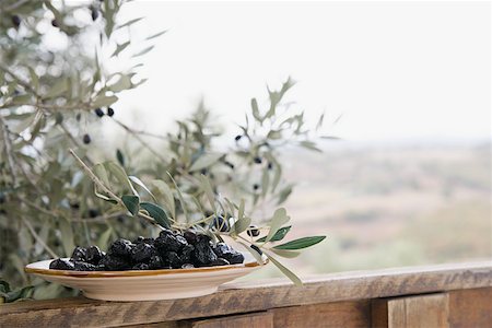 Black olives on a dish Foto de stock - Sin royalties Premium, Código: 614-02048902