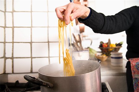 simsearch:614-02049325,k - Woman cooking pasta Foto de stock - Sin royalties Premium, Código: 614-02049325