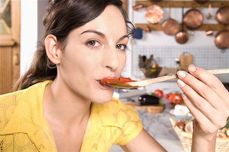 Italian woman tasting sauce Foto de stock - Sin royalties Premium, Código: 614-02049323