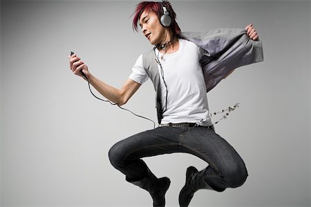 simsearch:614-02838633,k - Japanese man listening to mp3 player Stock Photo - Premium Royalty-Free, Code: 614-02049532