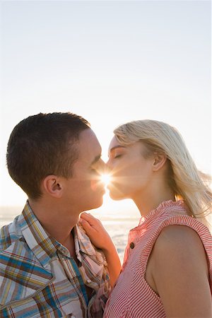 Un couple s'embrassant Photographie de stock - Premium Libres de Droits, Code: 614-02049740