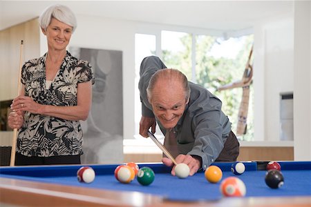 A senior couple playing pool Fotografie stock - Premium Royalty-Free, Codice: 614-02049899