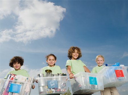 recycle children - Enfants portant des boîtes de recyclage Photographie de stock - Premium Libres de Droits, Code: 614-02050245
