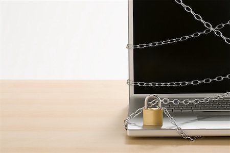 privacidad - Chain and lock on laptop Foto de stock - Sin royalties Premium, Código: 614-02074125