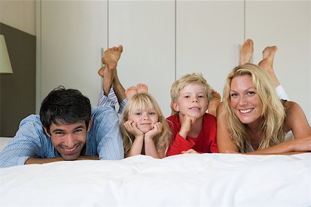 Portrait of a family in bed Stock Photo - Premium Royalty-Free, Code: 614-02073747