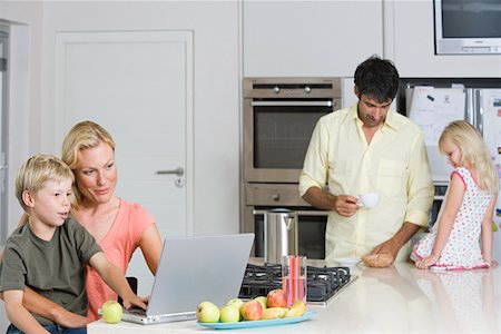 Parents with their children in the kitchen Stock Photo - Premium Royalty-Free, Code: 614-02073785