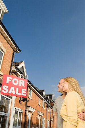 Couple looking at house for sale Fotografie stock - Premium Royalty-Free, Codice: 614-02240630