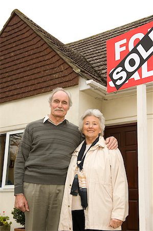 pancarte vendu - Déménagement de couple senior Photographie de stock - Premium Libres de Droits, Code: 614-02240653