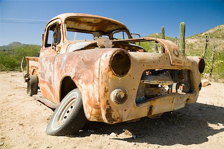 devastation - Wreck of a truck Foto de stock - Sin royalties Premium, Código: 614-02241061