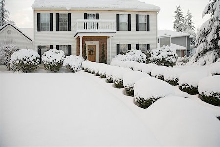 Maison et jardin dans la neige Photographie de stock - Premium Libres de Droits, Code: 614-02241122
