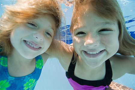 face underwater - Filles dans la piscine Photographie de stock - Premium Libres de Droits, Code: 614-02241131