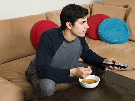 Mann mit Essen vor dem Fernseher Stockbilder - Premium RF Lizenzfrei, Bildnummer: 614-02241377