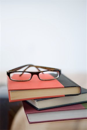 stack of books - Eyeglasses on books Foto de stock - Sin royalties Premium, Código: 614-02243559