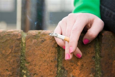 Hand of a girl with cigarette Foto de stock - Sin royalties Premium, Código: 614-02243663