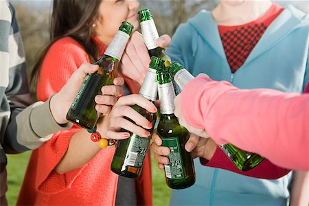 Teens with beer bottles Foto de stock - Sin royalties Premium, Código: 614-02243673